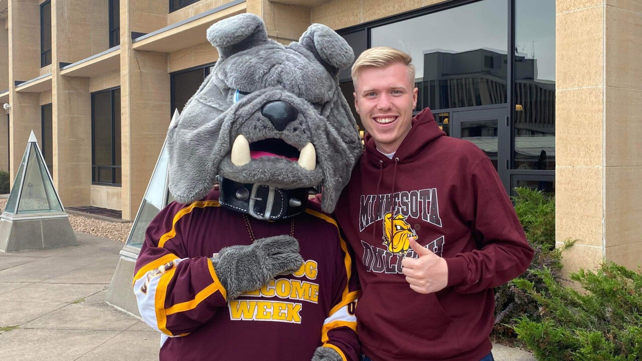 Utbytesstudent Aron Lindblad med University of Minnesota Duluths maskot.