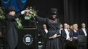 Emmanuelle Charpentier tar emot sin doktorshatt. 