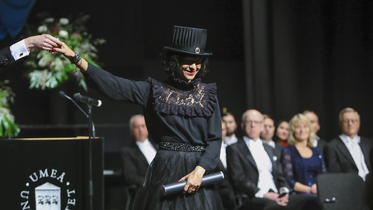  Bild från 2017 då Emmanuelle Charpentier blev utsedd till hedersdoktor vid Umeå universitet under Årshögtiden.