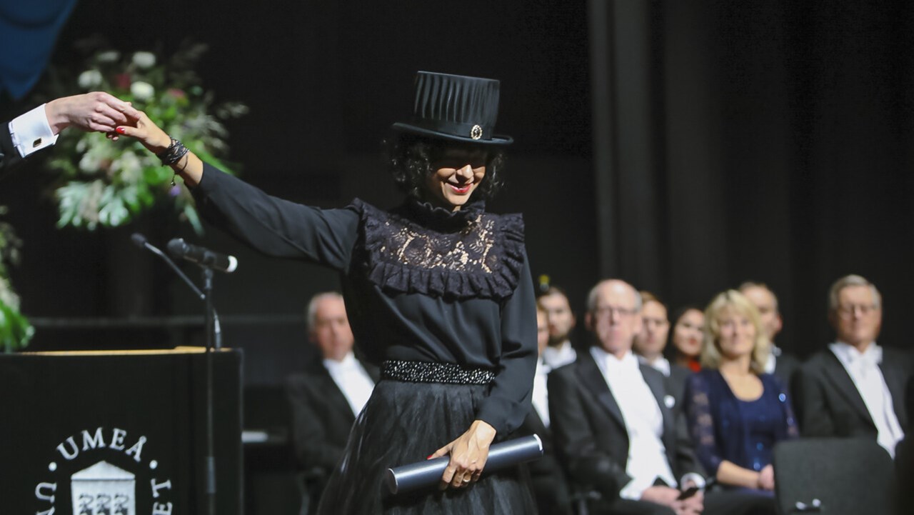 On December 10, Emmanuelle Charpentier will receive the Nobel Prize in Chemistry. An event that this year will be digital. The picture is from 2017 when she was appointed honorary doctor at Umeå University during the Annual Festival.