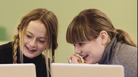 Två studenter vid datorer