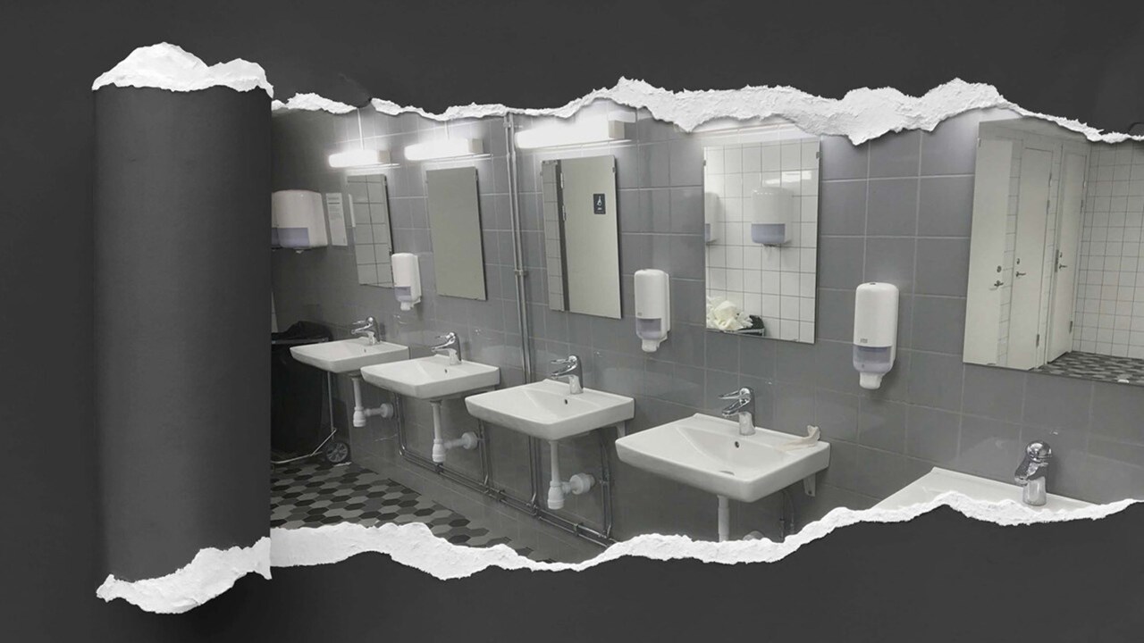 Bildkollage där ett toalettutrymme skymtas bakom ett rivet papper