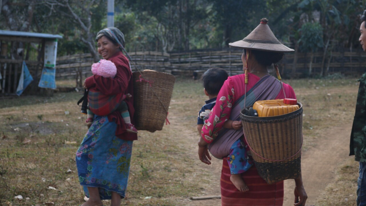 Kvinnor hämtar vatten i Kayah-staten, Myanmar.