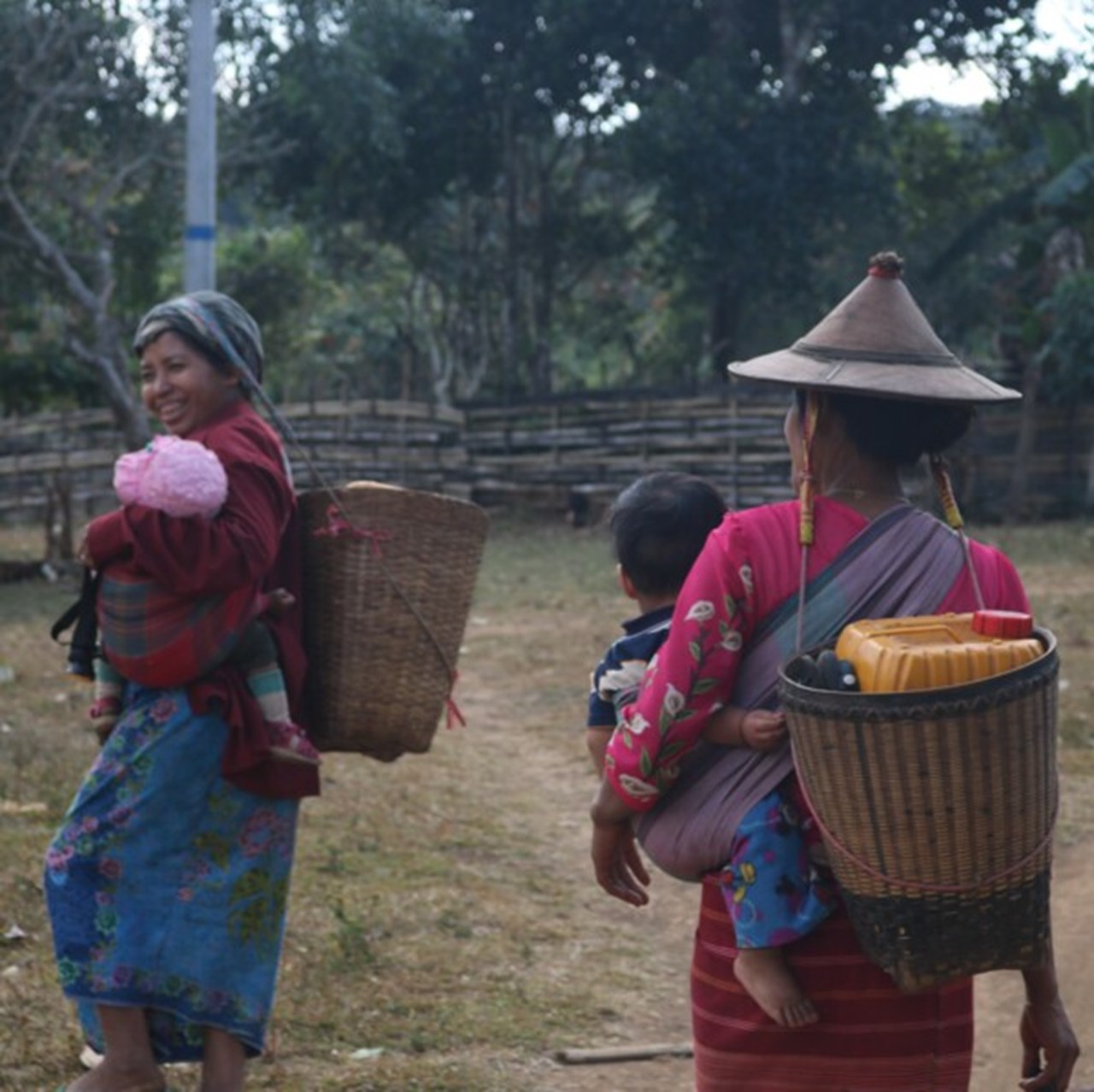 Kvinnor hämtar vatten i Kayah-staten, Myanmar.