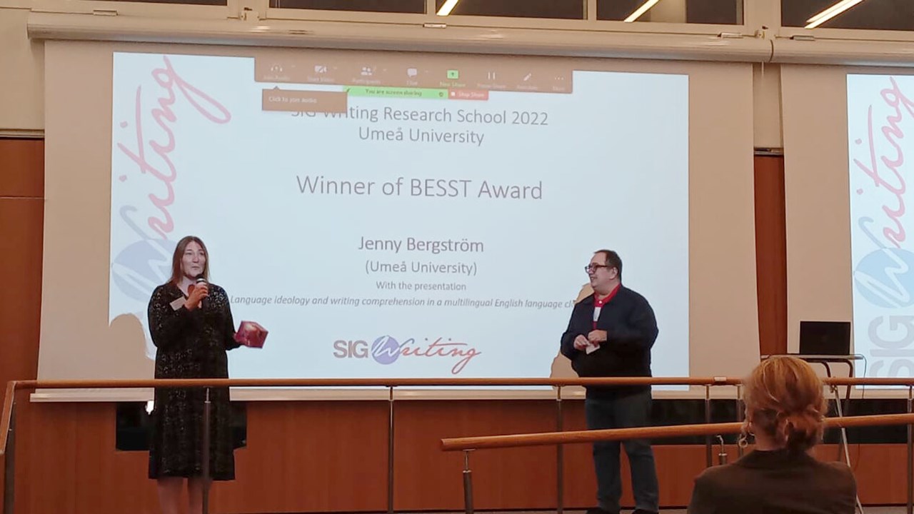 Jenny Bergström tar emot priset Besst Award