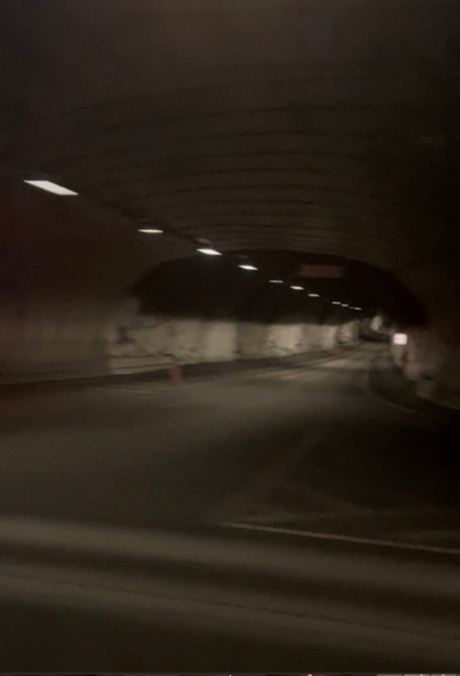 En tunnel med en korsning i.