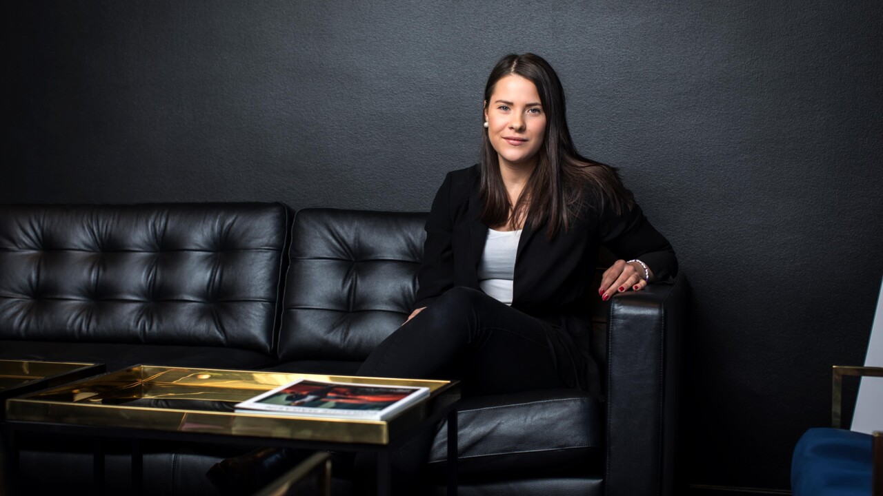 Sandra Norberg i en soffa, studerade strategisk kommunikation på Umeå universitet.