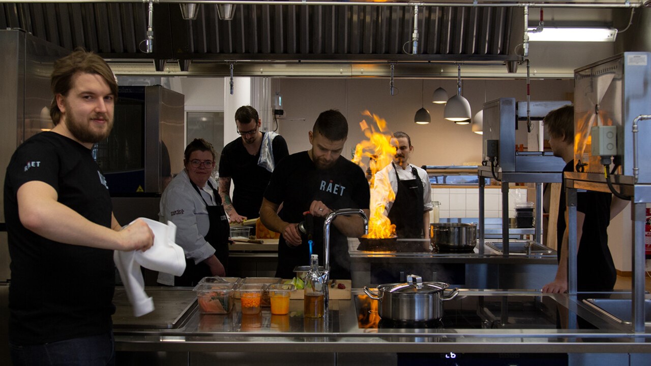 Harald Gustafsson, Maria Sjöström, Michael Schofeld, Kim Gullbrandsson, Jonathan Kull och Lucas Olausson driver pop up-restaurangen RÅET. 