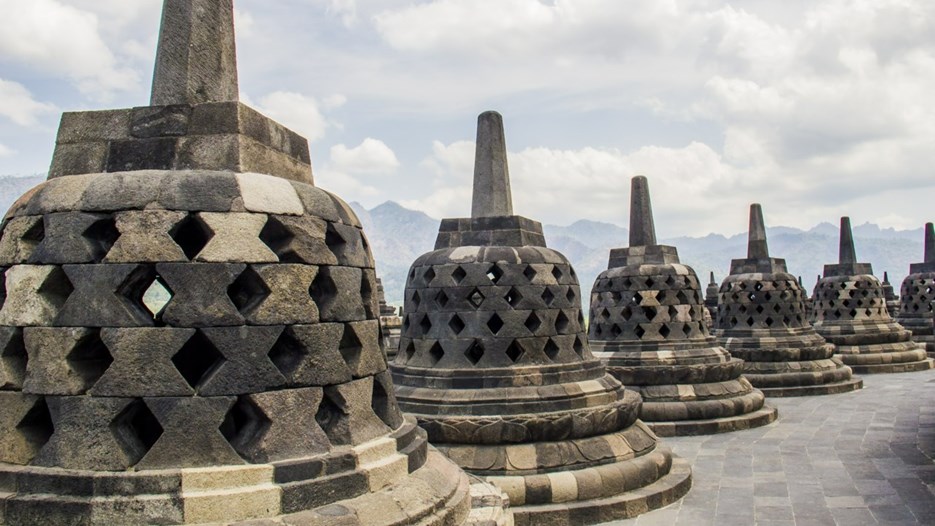 Foto av religiösa buddhistiska byggnader, stupa, i Indonesien.