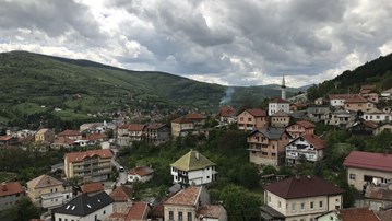 Hus i Bosnien, skog och berg i bakgrunden