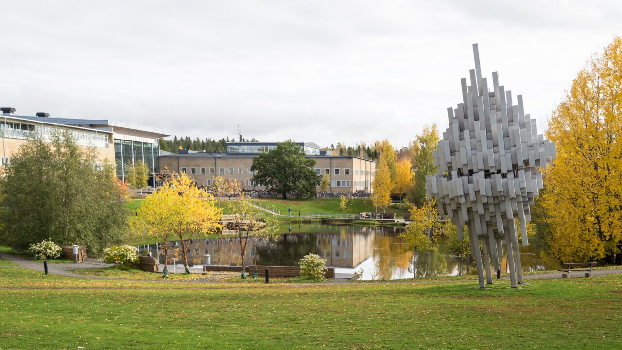 Höstfärger på campus.