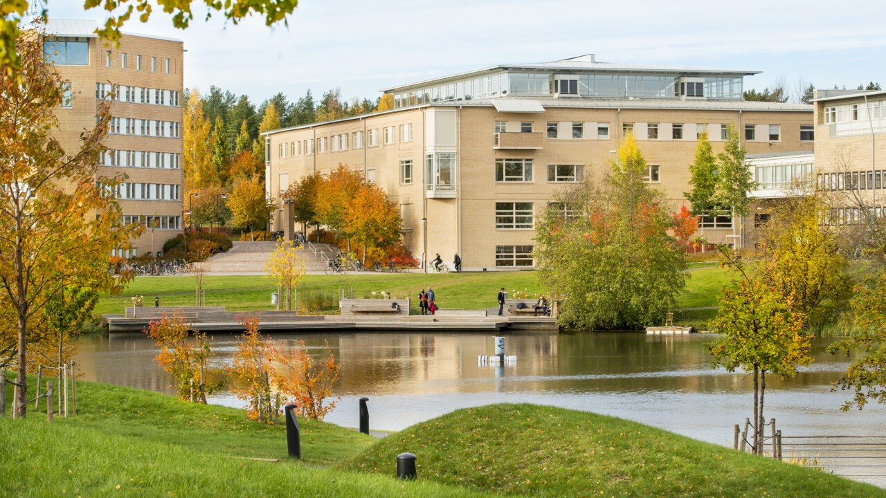Bild på campusdammen till nyheten om att budgetpropositionen är släppt och det är positiva nyheter för Umeå universitet.