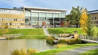 Exteriörbild av universitetsdammen vid Umeå universitet