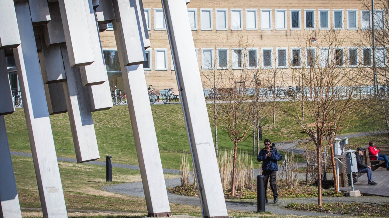 Bild på campus om våren