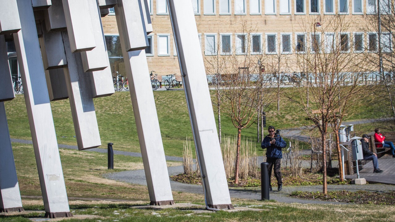 Bild på campus om våren