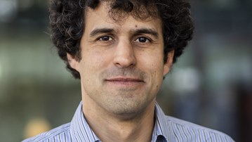 portrait of Carlos Zednik