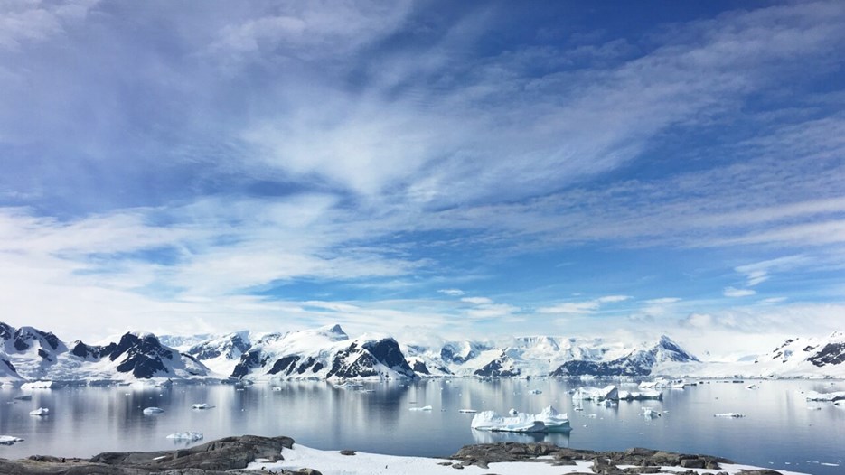 landskapsild av Antarticas bergsryggar i solsken