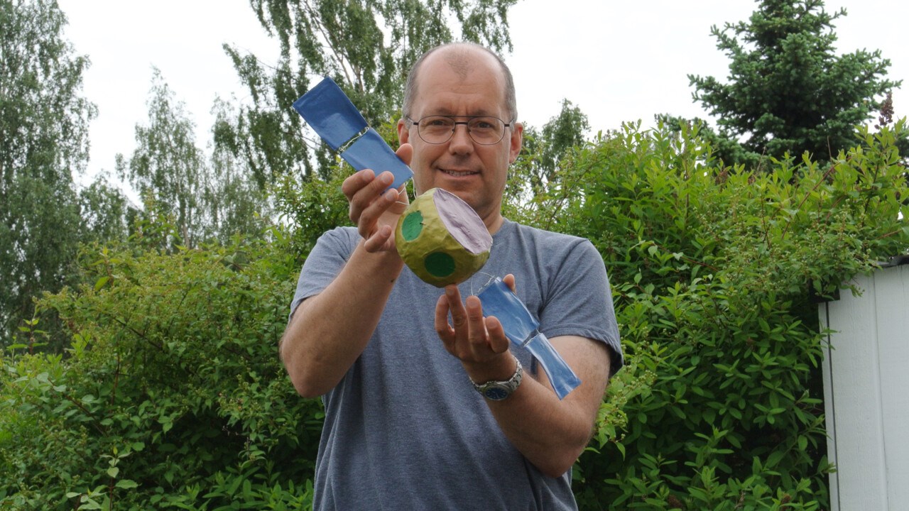 Bild på Herbert Gunell med papier machémodell av Comet Interceptor