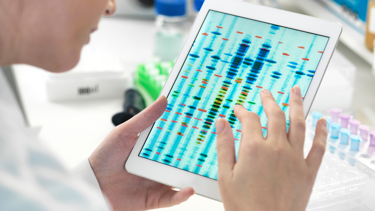 Bild på person i labb som läser av DNA-sekvens på ipad