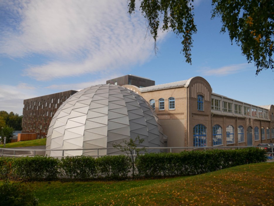 Curiosums fasad med domteatern i förgrunden.  Curiosum vid Umeå universitet är ett nytt science center i Umeå som öppnade hösten 2020. Vårt uppdrag är att göra alla, särskilt barn och unga, nyfikna på vetenskap och teknik. Målet är att väcka ungas intresse för att utbilda sig vidare. 