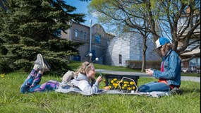 Barn utanför Curiosum science centre