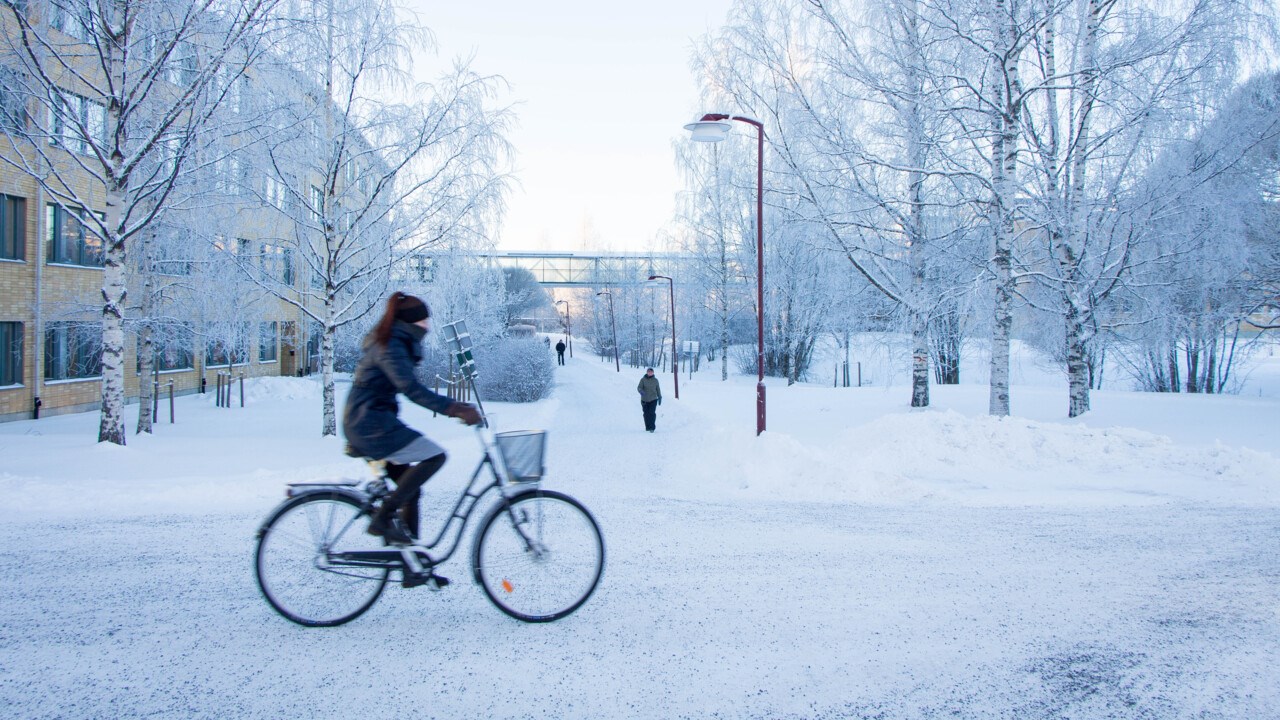 Bild på cyklist på campus