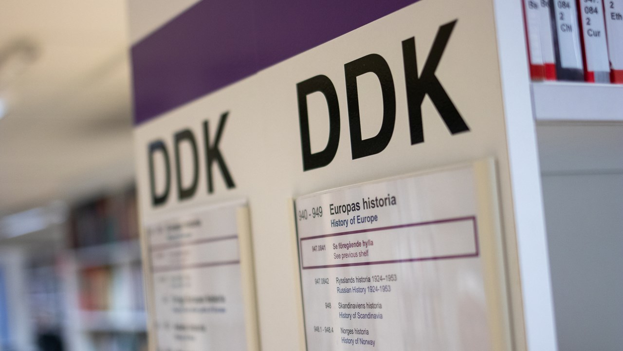 DDK-skylt på en av bibliotekets hyllgavlar