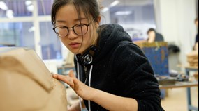 Bild på student i arbete vid Designhögskolan