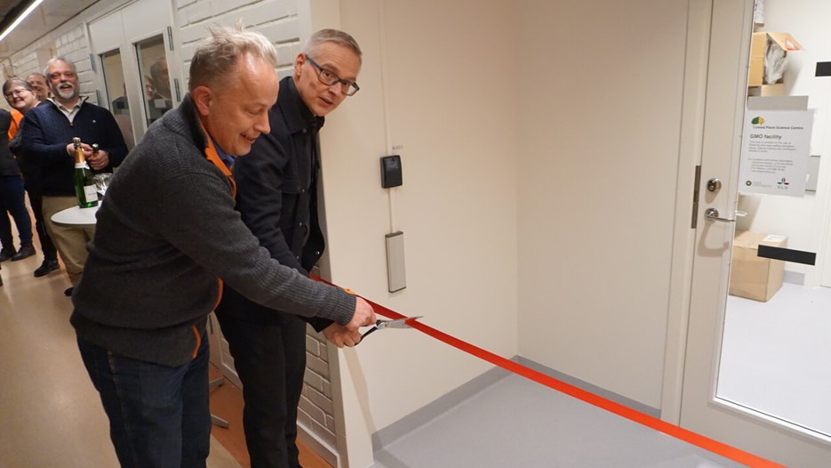 Göran Ericsson och Mikael Elofsson klipper ett röd band med en sax