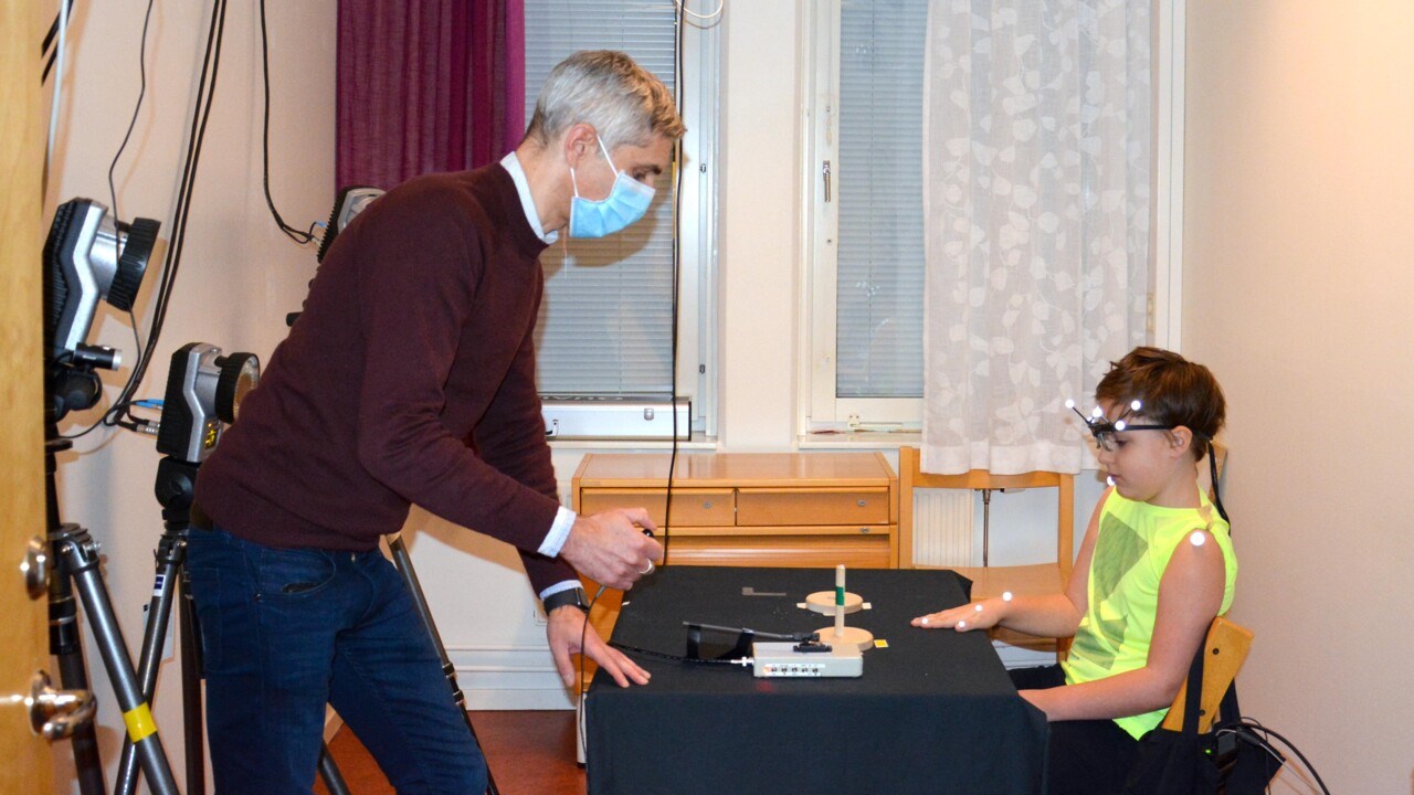 Erik Domellöf, psykologi, testar ett barn i sitt labb