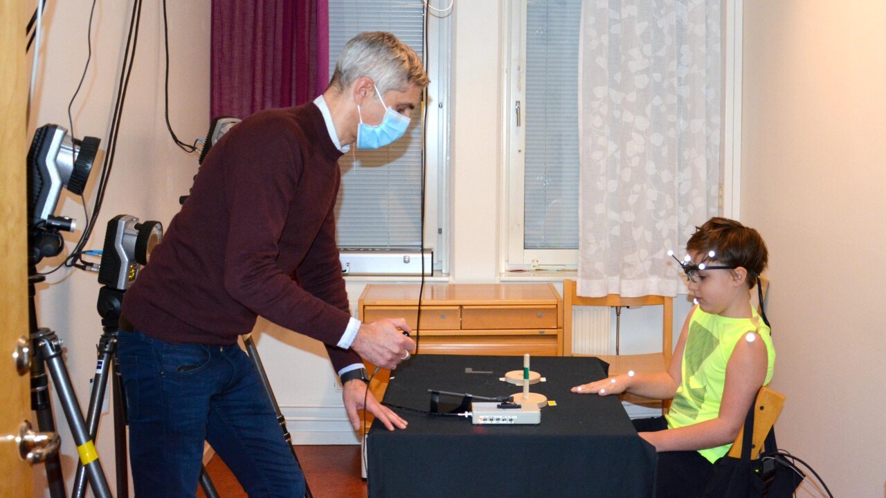 Erik Domellöf registers children’s movements in the lab.