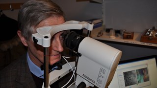 Patient undersöks med ögonmikroskop.