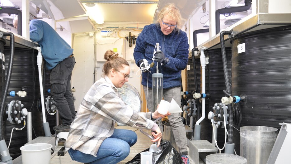 två personer arbetar med vattenprover i ett laboratorium