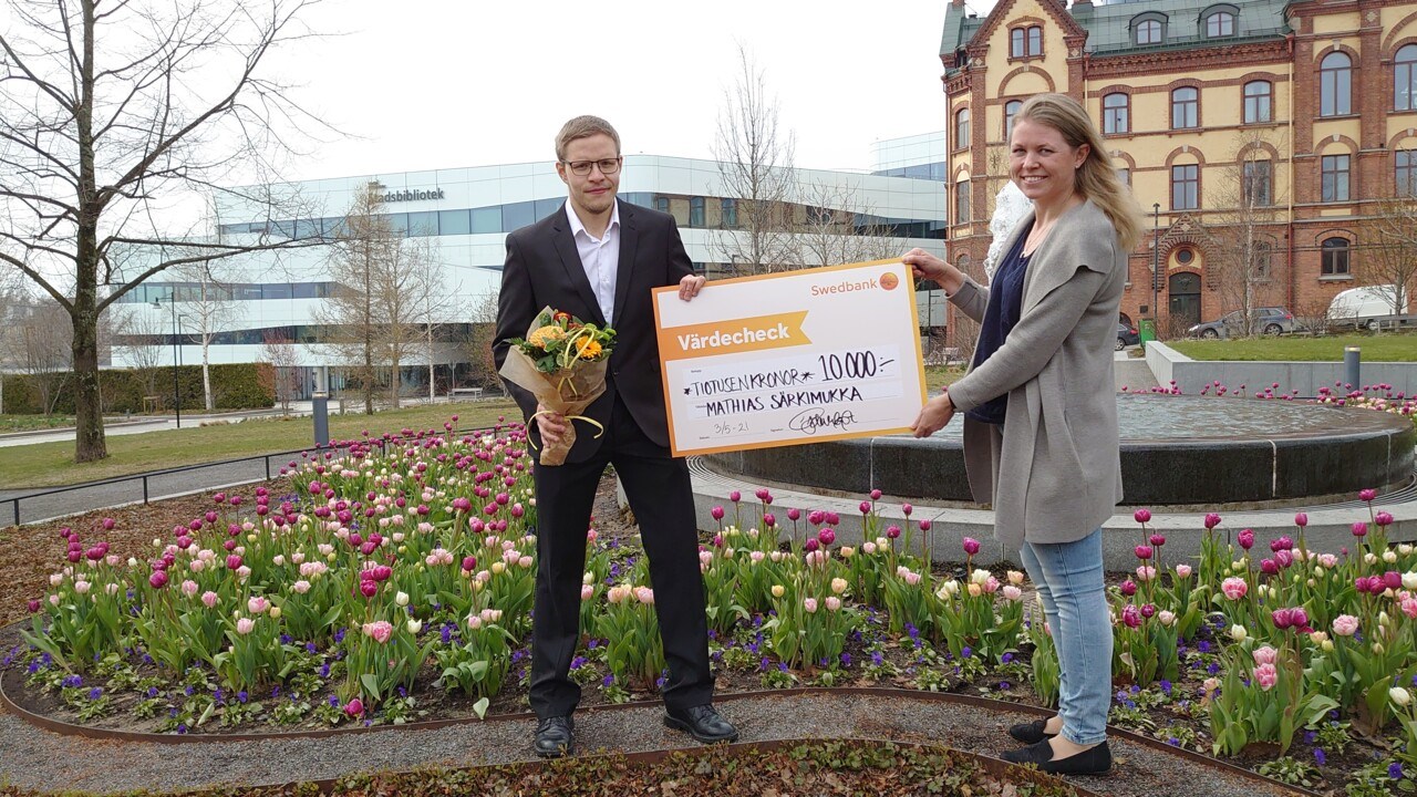 The recipient Mathias Särkimukka and Ida Carlqvist, Swedbank Umeå.