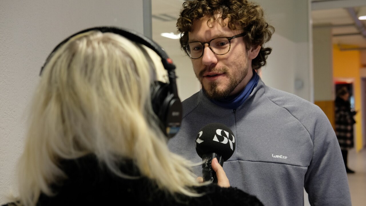 Filip Schraufstetter blir intervjuad av Sveriges Radio
