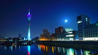Stadsbild på Düsseldorf på kvällen