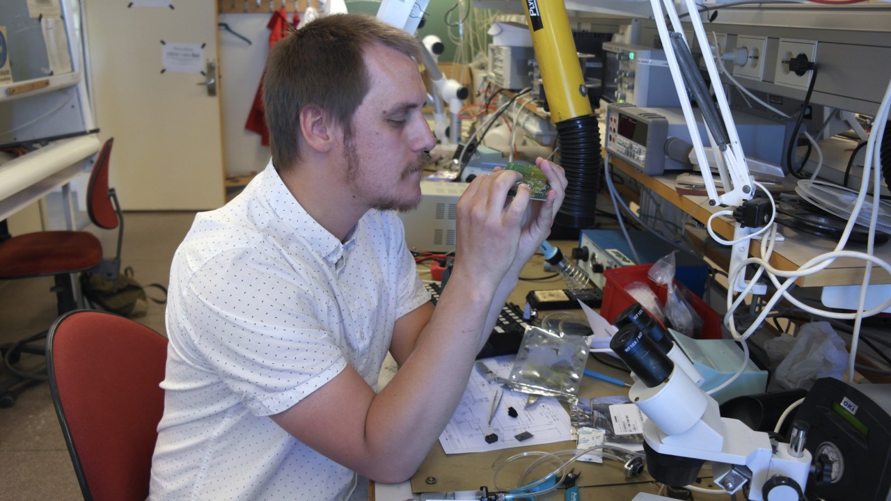 Bild på Malkolm Ekvall, student i elektronik och datorteknik, i labbet i Teknikhuset
