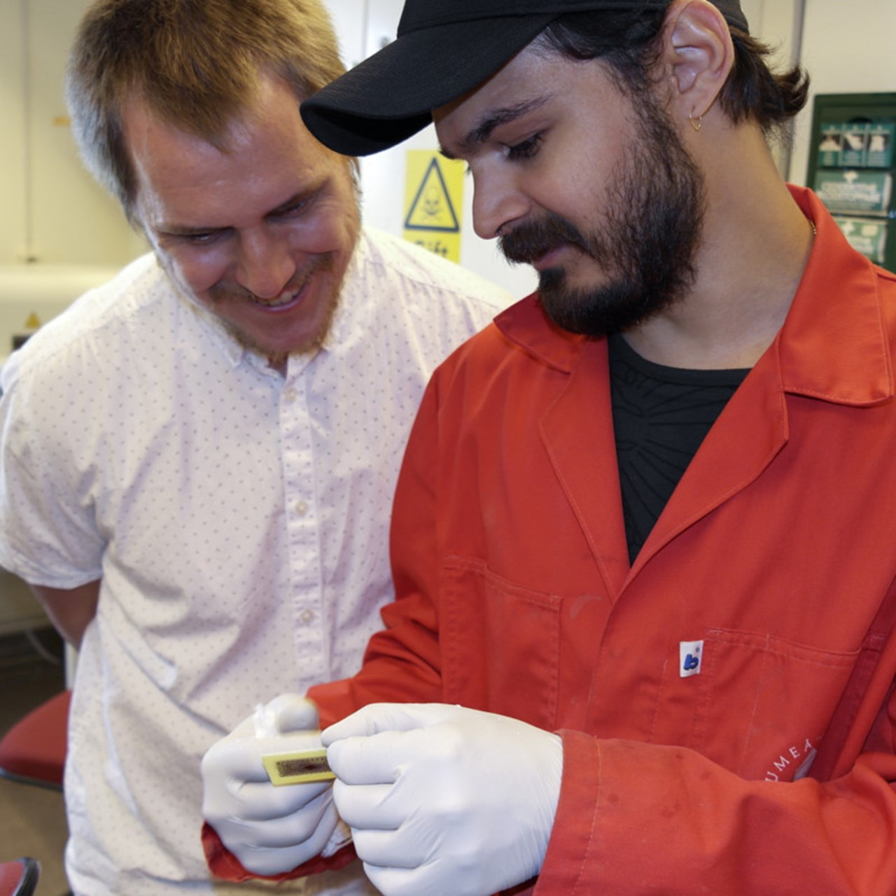 Bild på Malkolm Ekvall och Taner Tümtürk, studenter i elektronik och datorteknik