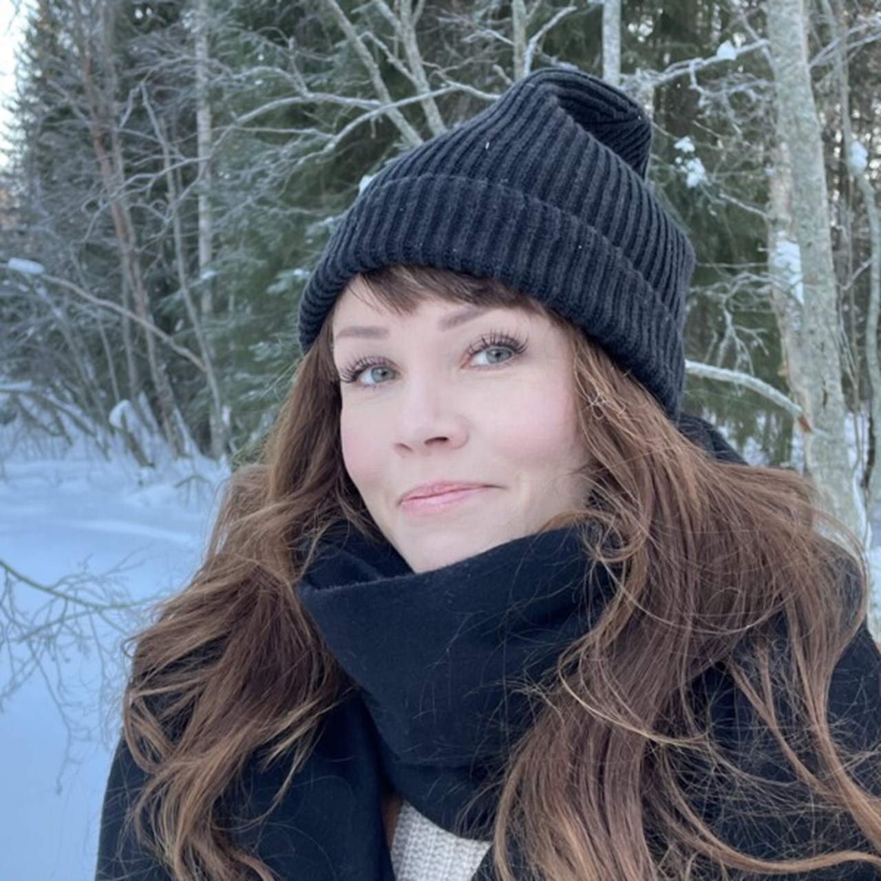 Porträttfoto utomhus i vintermiljö