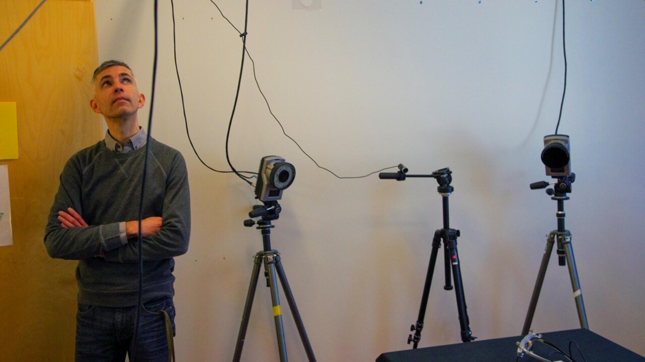 In the lab, Erik Domellöf and his research group have special cameras that register movement.