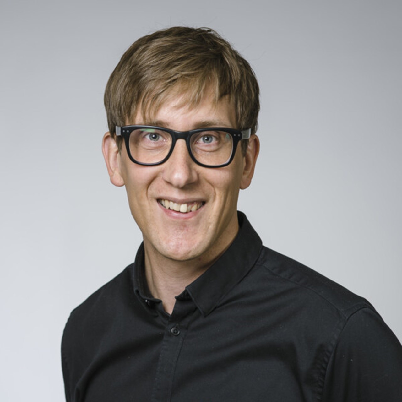 Porträtt av Rikard Eriksson, professor i kulturgeografi med inriktning mot ekonomisk geografi, Institutionen för geografi och ekonomisk historia, Umeå universitet.