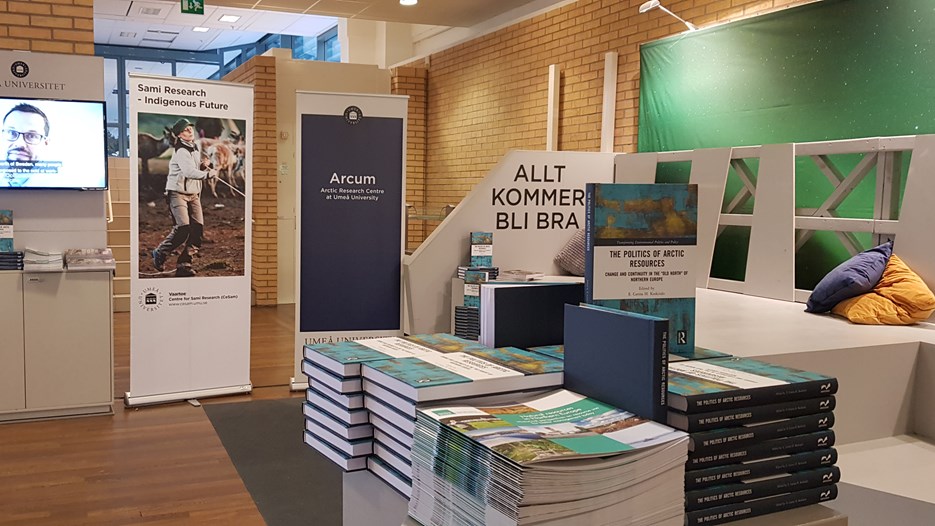 Umeå Universitetes monter vid EU Arctic Forum 2019 med boken Politics of the Arctic (red. Keskitalo, 2019) i förgrunden
