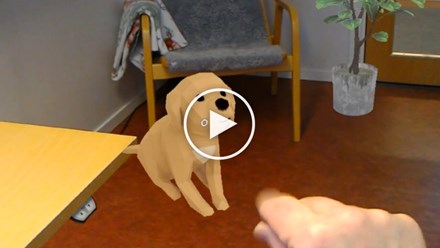 Eva Mårell-Olsson visar sitt kontor på Campus genom HoloLens.