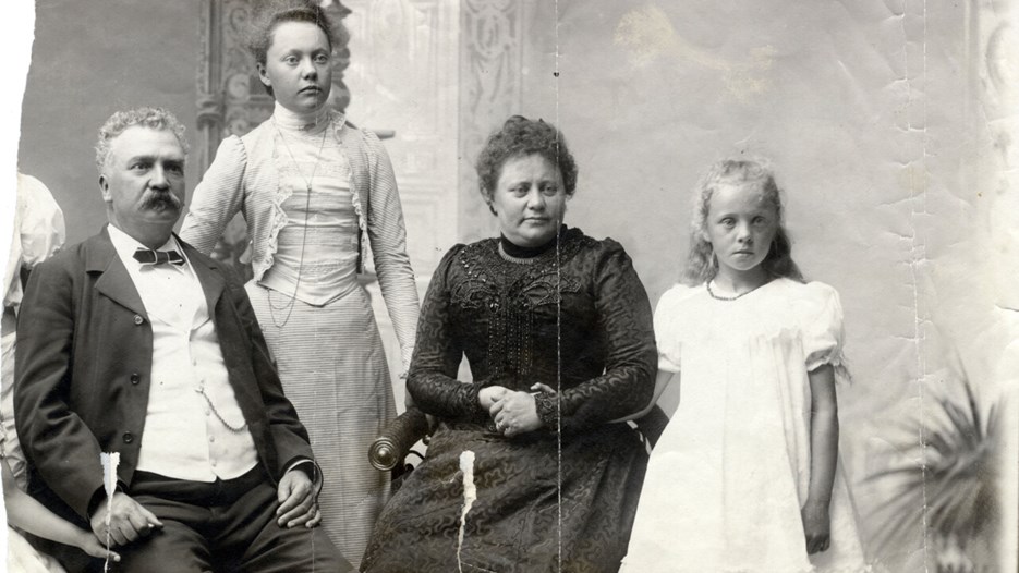 Fotografi på familjen Glas, föräldrar och två döttrar. Bilden är från Astrid Värings arkiv, Umeå universitetsbibliotek.