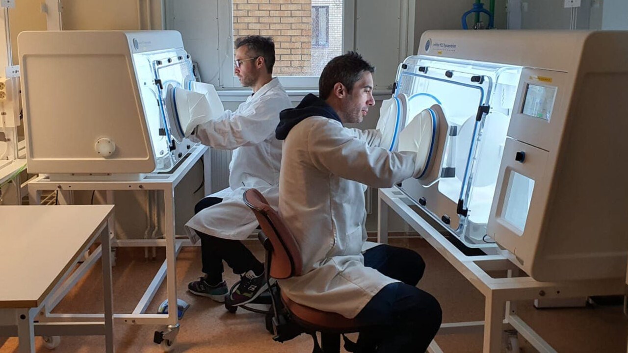Photo of Emilio Bueno and Felipe Cava using two H35 Hypoxystations