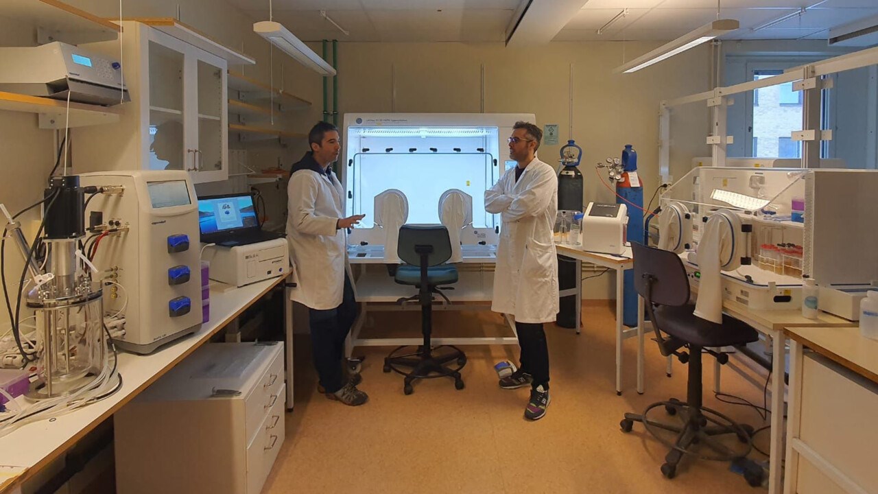 Photo of Felipe Cava and Emilio Bueno at Umeå Hypoxic Research Facility