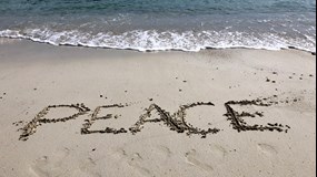 Strand med texten Peace