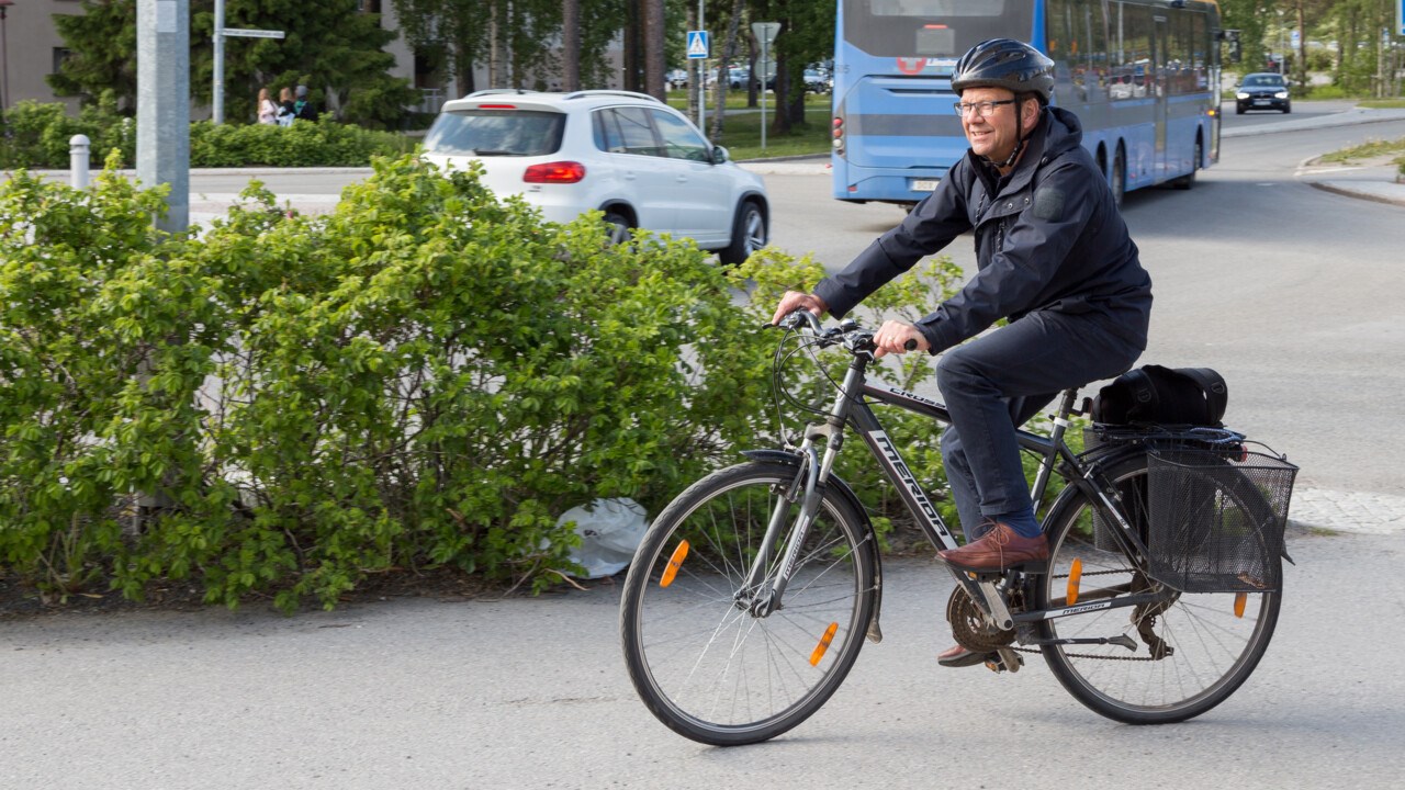 Bertil Forsberg, professor vid folkhälsa och klinisk medicin cyklar i trafiken.