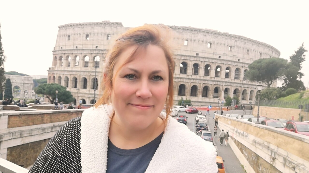 Porträttbild Sara Frigerio, Colosseum i bakgruden