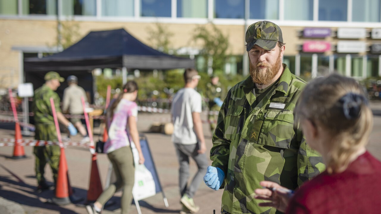 The Swedish Armed Forces hand out and receive samples at Universum on Campus Umeå.